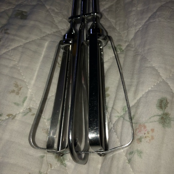 Vintage Handheld Egg Beater with Yellow Handle, off -grid- camping- used - Picture 2 of 8